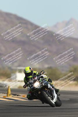 media/Oct-30-2025-Racers Edge (Thu) [[dabbdaf680]]/3-B Group/Session 2 (Turn 14)/